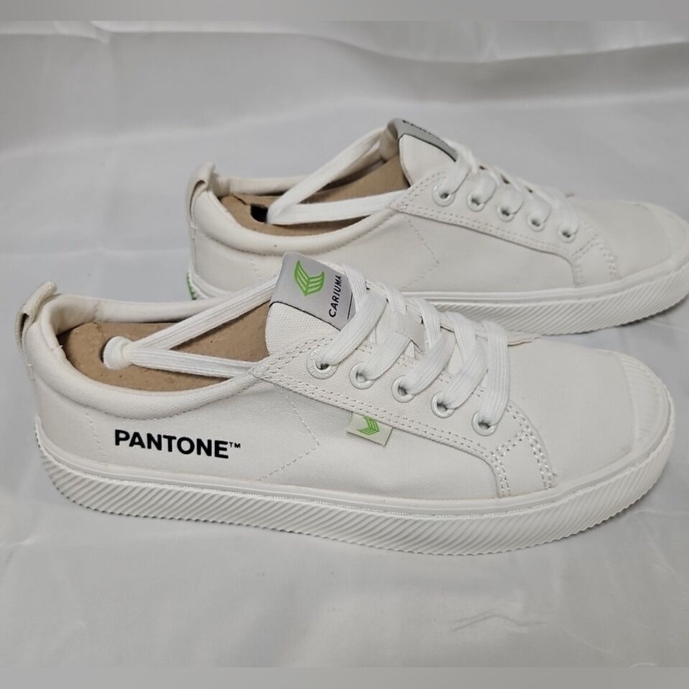 Cariuma OCA Low Pantone Snow White Canvas Sneakers